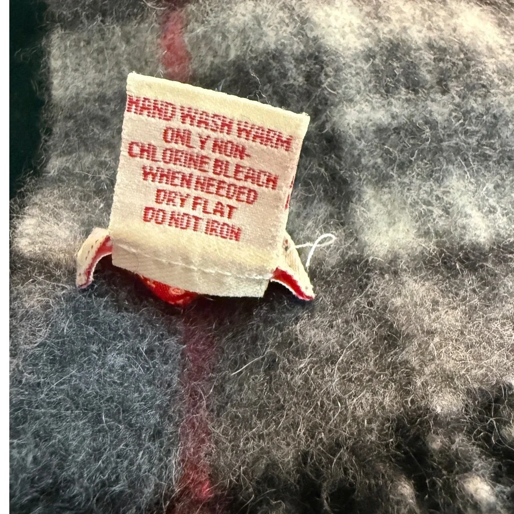 Target 100% Cashmere Scarf Grey Red Plaid Fringe RN 17730 VN 1120400